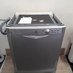 Lave-vaisselle Sous-plan Indesit gris - 12 couverts - grade A