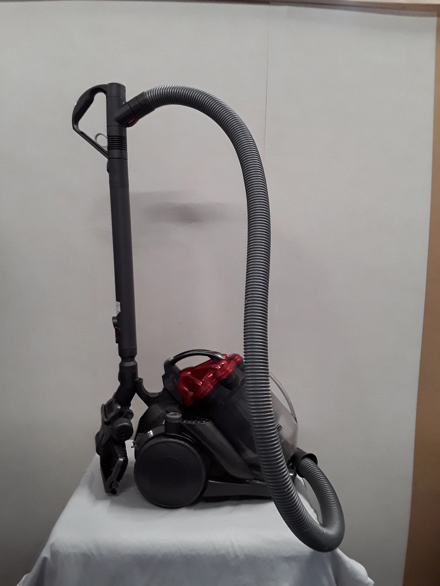 Aspirateur Sans sac Dyson gris et rouge - 3.5L - grade A
