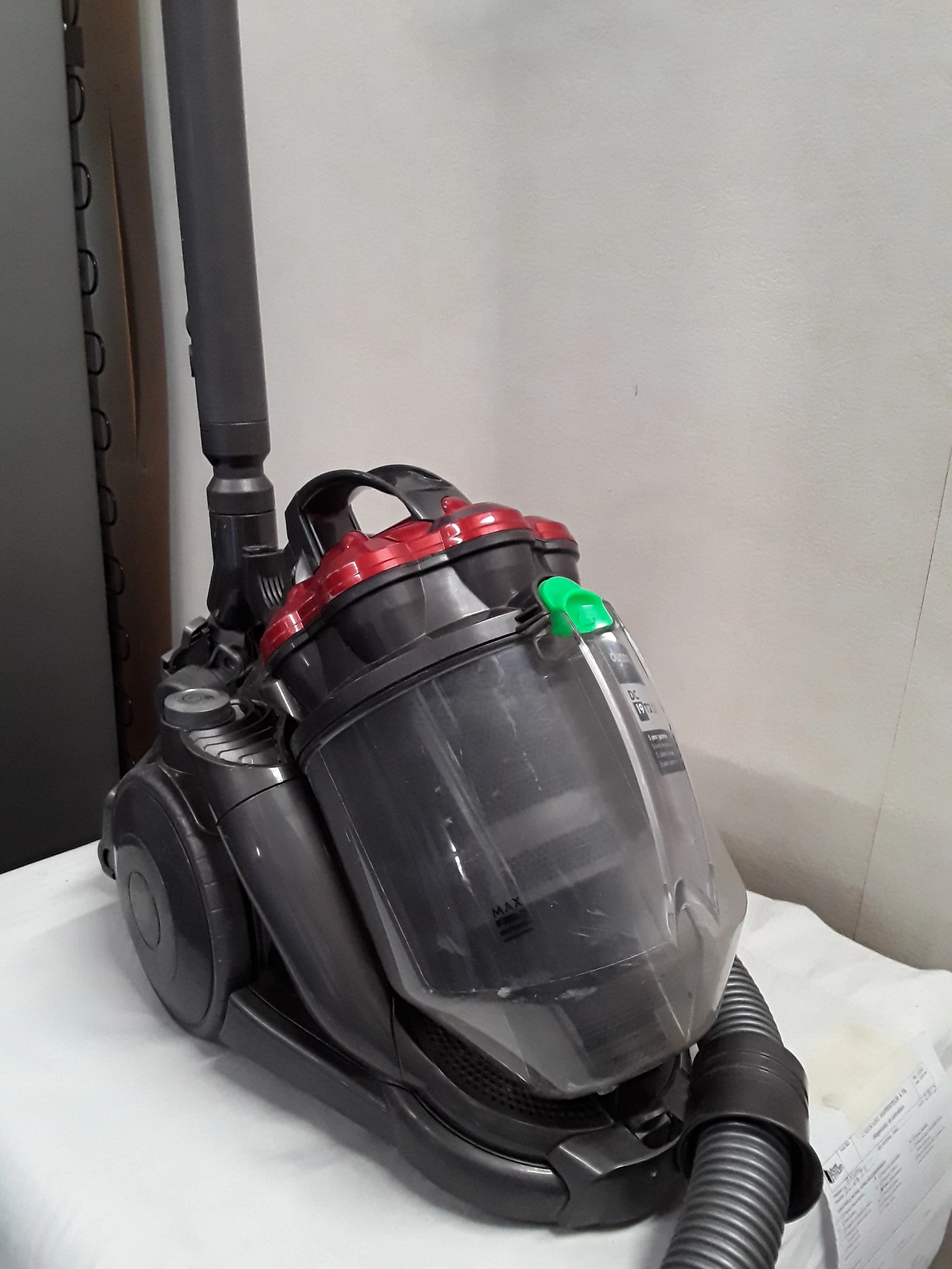 Aspirateur Sans sac Dyson gris et rouge - 3.5L - grade A – Image 3