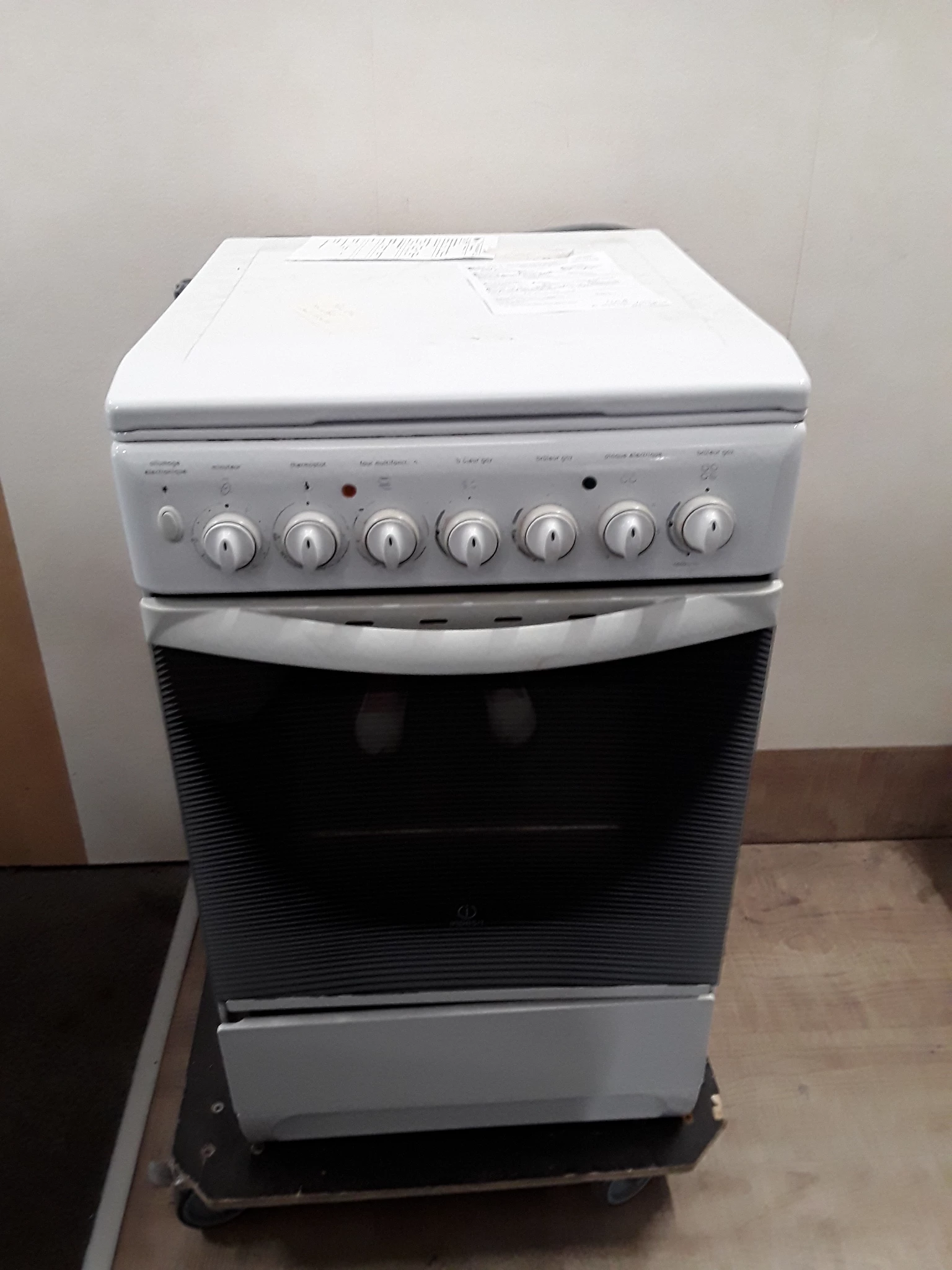 Cuisinière Pose libre Indesit blanc - 3 feux, 1 plaque électrique - grade C