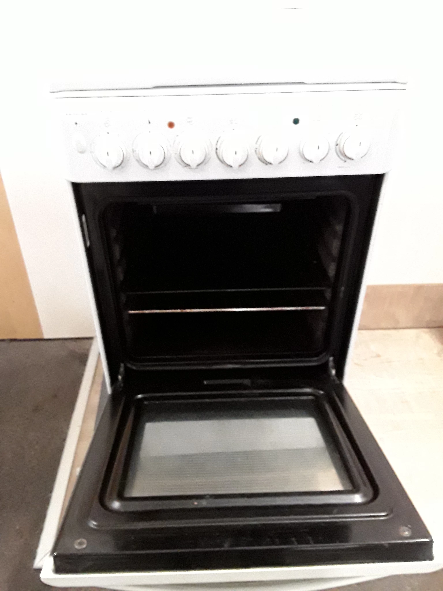 Cuisinière Pose libre Indesit blanc - 3 feux, 1 plaque électrique - grade C – Image 3