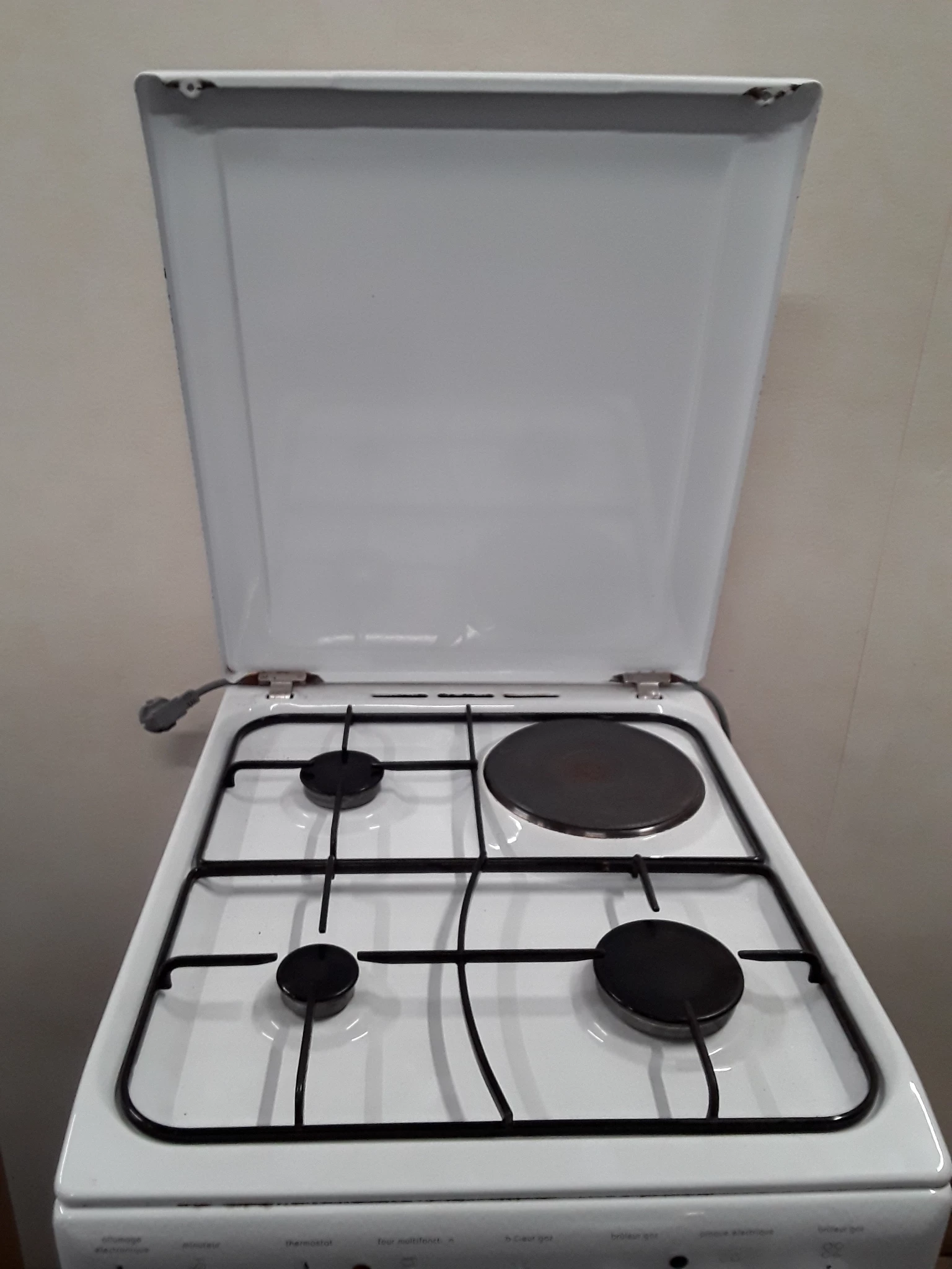 Cuisinière Pose libre Indesit blanc - 3 feux, 1 plaque électrique - grade C – Image 2